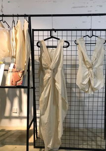 曉 資訊 時尚產(chǎn)品設(shè)計系2017 2018 下 課程展專題之16級藝術(shù)服裝設(shè)計